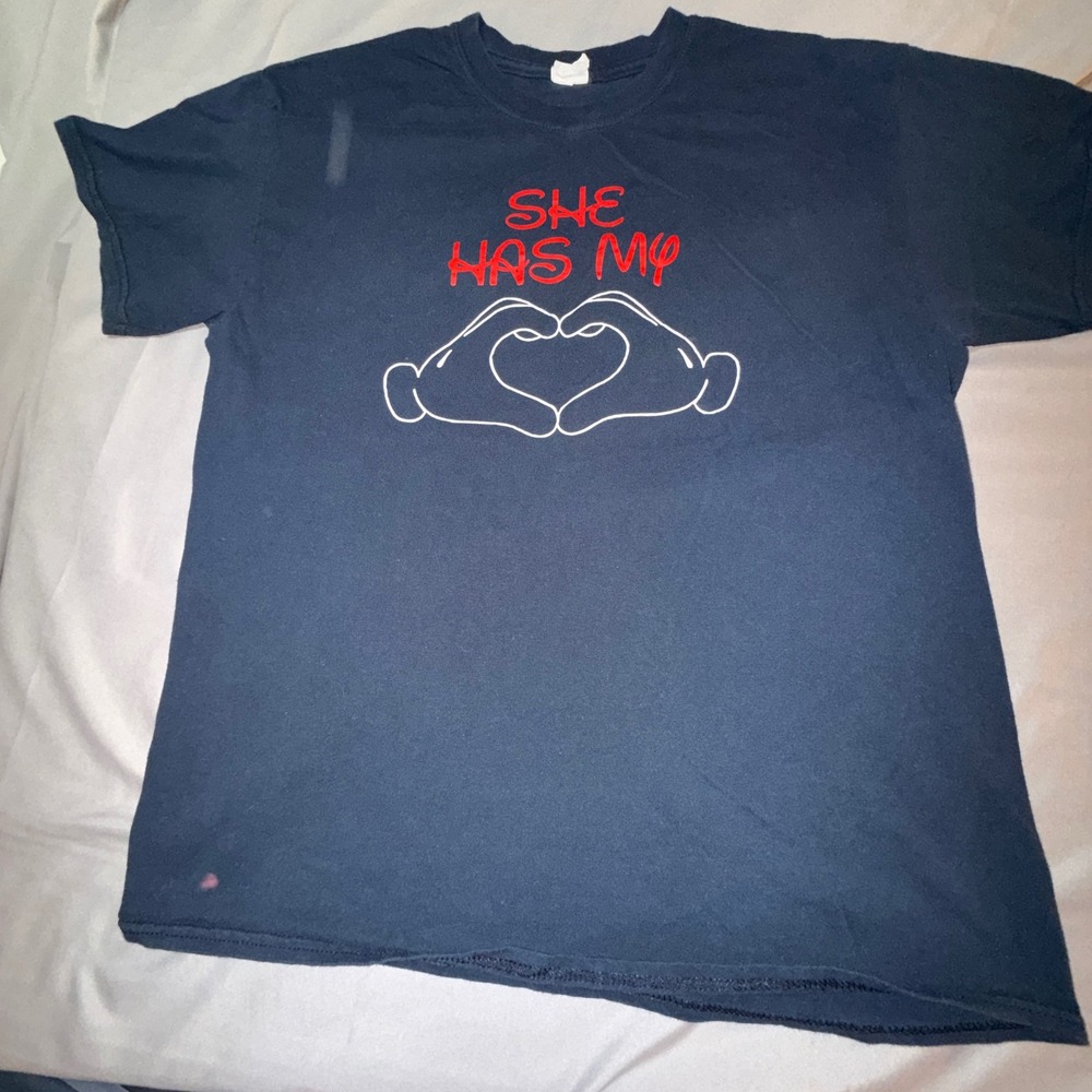 Gildan Graphic T-Shirt Men Large Navy Blue Good She Has My Heart Cartoon Hands